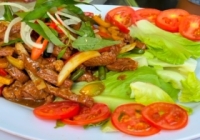 Bò Mỹ áp chảo sốt tiêu đen kèm bánh mì sandwwich