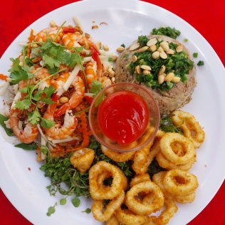 Ba món khai vị ( gỏi củ hủ dừa, mực chiên giòn, chả đùm)